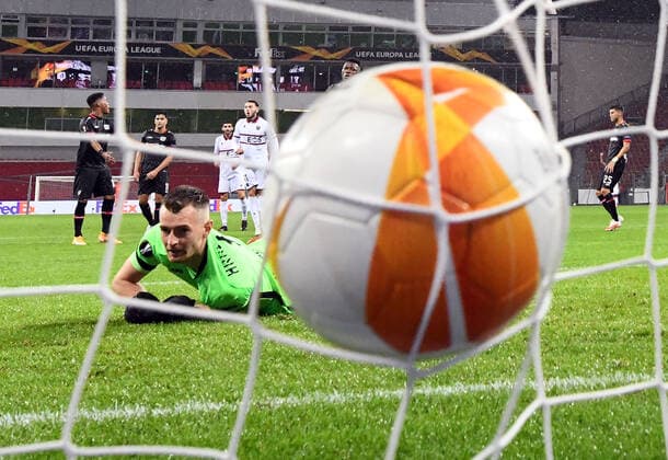 22.10.2020, xjhx, Fussball UEFA Europa League, Bayer 04 Leverkusen - OGC Nizza emspor, v.l. Lukas Hradecky (Bayer Leverkusen), Amine Gouiri (OGC Nizza) Goal scored, erziehlt das Tor zum 2:1 (DFL DFB REGULATIONS PROHIBIT ANY USE OF PHOTOGRAPHS as IMAGE SEQUENCES and or QUASI-VIDEO) Leverkusen