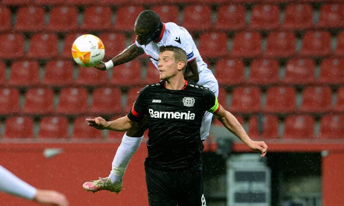 Fussball, UEFA Europa League, Herren, Saison 2020 2021, Gruppe C, 1. Spieltag, BayArena Leverkusen, Bayer Leverkusen (schwarz) - OGC Nizza (weiss); Lars Bender (LEV), Hassane Kamara (NIZ). Aktion DFL UEFA REGULATIONS PROHIBIT ANY USE OF PHOTOGRAPHS AS IMAGE SEQUENCES AND OR QUASI-VIDEO