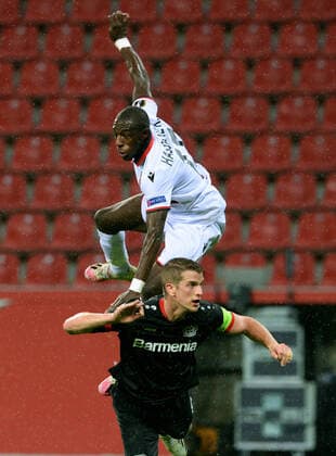 Fussball, UEFA Europa League, Herren, Saison 2020 2021, Gruppe C, 1. Spieltag, BayArena Leverkusen, Bayer Leverkusen (schwarz) - OGC Nizza (weiss); Lars Bender (LEV), Hassane Kamara (NIZ). Aktion DFL UEFA REGULATIONS PROHIBIT ANY USE OF PHOTOGRAPHS AS IMAGE SEQUENCES AND OR QUASI-VIDEO