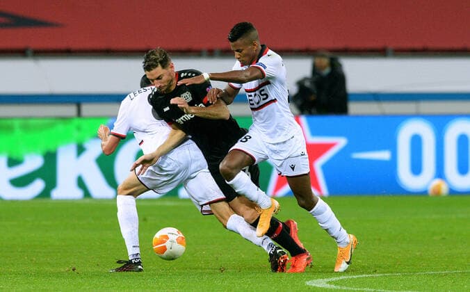 Fussball, UEFA Europa League, Herren, Saison 2020 2021, Gruppe C, 1. Spieltag, BayArena Leverkusen, Bayer Leverkusen (schwarz) - OGC Nizza (weiss); Lucas Alario (LEV), Hicham Boudaoui (NIZ), Pierre Lees Melou (NIZ). Aktion DFL UEFA REGULATIONS PROHIBIT ANY USE OF PHOTOGRAPHS AS IMAGE SEQUENCES AND OR QUASI-VIDEO