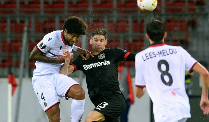 Fussball, UEFA Europa League, Herren, Saison 2020 2021, Gruppe C, 1. Spieltag, BayArena Leverkusen, Bayer Leverkusen (schwarz) - OGC Nizza (weiss); Lucas Alario (LEV), Dante (NIZ). Aktion DFL UEFA REGULATIONS PROHIBIT ANY USE OF PHOTOGRAPHS AS IMAGE SEQUENCES AND OR QUASI-VIDEO