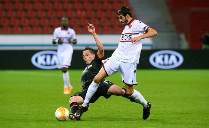 Fussball, UEFA Europa League, Herren, Saison 2020 2021, Gruppe C, 1. Spieltag, BayArena Leverkusen, Bayer Leverkusen (schwarz) - OGC Nizza (weiss); Julian Baumgartlinger (LEV), Pierre Lees Melou (NIZ). Aktion DFL UEFA REGULATIONS PROHIBIT ANY USE OF PHOTOGRAPHS AS IMAGE SEQUENCES AND OR QUASI-VIDEO
