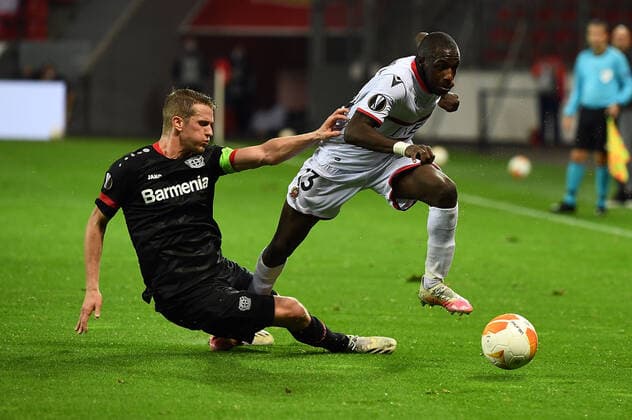 22.10.2020, xjhx, Fussball UEFA Europa League, Bayer 04 Leverkusen - OGC Nizza emspor, v.l. Lars Bender (Bayer Leverkusen), Hassane Kamara (OGC Nizza) (DFL DFB REGULATIONS PROHIBIT ANY USE OF PHOTOGRAPHS as IMAGE SEQUENCES and or QUASI-VIDEO) Leverkusen