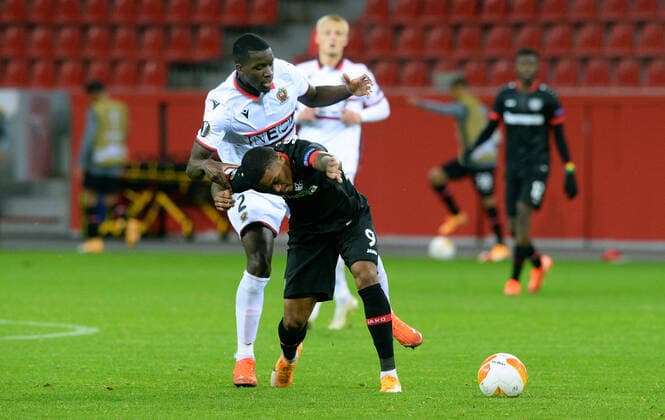 Fussball, UEFA Europa League, Herren, Saison 2020 2021, Gruppe C, 1. Spieltag, BayArena Leverkusen, Bayer Leverkusen (schwarz) - OGC Nizza (weiss); Leon Bailey (LEV), Stanley Nsoki (NIZ). Aktion DFL UEFA REGULATIONS PROHIBIT ANY USE OF PHOTOGRAPHS AS IMAGE SEQUENCES AND OR QUASI-VIDEO