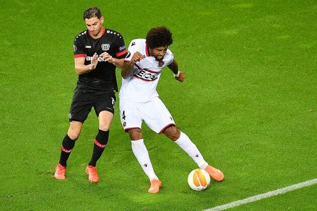 Leverkusen, Bayarena, 22.10.20, Europa League: Bayer 04 Leverkusen - OGC Nizza v. li. im Zweikampf Lucas Alario (Leverkusen) und Dante (Nizza) Europa League: Bayer 04 Leverkusen - OGC Nizza Leverkusen Copyright: xEibner-Pressefotox EP_eer