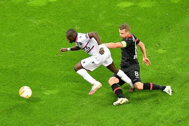 Leverkusen, Bayarena, 22.10.20, Europa League: Bayer 04 Leverkusen - OGC Nizza v. li. im Zweikampf Hassane Kamara (Nizza) und Lars Bender (Leverkusen) Europa League: Bayer 04 Leverkusen - OGC Nizza Leverkusen Copyright: xEibner-Pressefotox EP_eer
