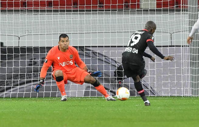 Moussa Diaby (Bayer 04 Leverkusen), re., erzielt gegen Torwart Walter Benitez (OGC Nizza) das Tor zum 3:1 22.10.2020, Fussball, UEFA Europa League, Saison 2020 2021, 1. Spieltag, Bayer 04 Leverkusen - OGC Nizza Foto: TEAM2sportphoto Leverkusen BayArena Nordrhein Westfalen Deutschland