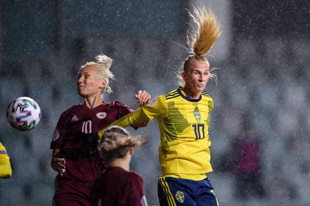 201022 Anastasija Rocane of Latvia and Sofia Jakobsson of Sweden during the UEFA Women s EURO Qualifier, EM, Europameisterschaft football match between Sweden and Latvia on October 22, 2020 in Gothenburg. Photo: Carl Sandin BILDBYRAN kod CS CS0070 fotboll football soccer fotball em-kval kval uefa women s euro qualifier qualifier qualifying round qualification sverige sweden lettland latvia dam bbeng Copyright: CARLxSANDIN BB201022CS040