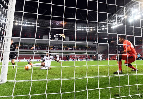 22.10.2020, xjhx, Fussball UEFA Europa League, Bayer 04 Leverkusen - OGC Nizza emspor, v.l. Walter Benitez (OGC Nizza), Dante (OGC Nizza), Florian Wirtz (Bayer Leverkusen) Goal scored, erziehlt das Tor zum 6:1 (DFL DFB REGULATIONS PROHIBIT ANY USE OF PHOTOGRAPHS as IMAGE SEQUENCES and or QUASI-VIDEO) Leverkusen