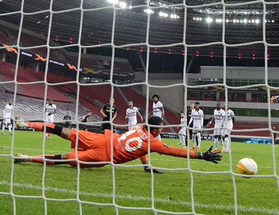 22.10.2020, xjhx, Fussball UEFA Europa League, Bayer 04 Leverkusen - OGC Nizza emspor, v.l. Karim Bellarabi (Bayer Leverkusen), Walter Benitez (OGC Nizza) (DFL DFB REGULATIONS PROHIBIT ANY USE OF PHOTOGRAPHS as IMAGE SEQUENCES and or QUASI-VIDEO) Leverkusen