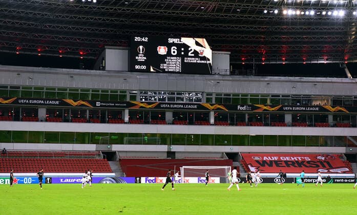 Fussball, UEFA Europa League, Herren, Saison 2020 2021, Gruppe C, 1. Spieltag, BayArena Leverkusen, Bayer Leverkusen (schwarz) - OGC Nizza (weiss) 6:2; Endergebnis auf der Anzeigetafel. Feature, Symbol, Symbolbild. DFL UEFA REGULATIONS PROHIBIT ANY USE OF PHOTOGRAPHS AS IMAGE SEQUENCES AND OR QUASI-VIDEO