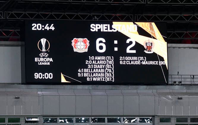Fussball, UEFA Europa League, Herren, Saison 2020 2021, Gruppe C, 1. Spieltag, BayArena Leverkusen, Bayer Leverkusen (schwarz) - OGC Nizza (weiss) 6:2; Endergebnis auf der Anzeigetafel. Feature, Symbol, Symbolbild. DFL UEFA REGULATIONS PROHIBIT ANY USE OF PHOTOGRAPHS AS IMAGE SEQUENCES AND OR QUASI-VIDEO