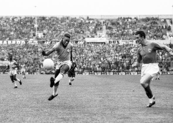 FILE STOCKHOLM 1958-06-24 PelÃ of Brazil (L) shoots during the FIFA World Cup, WM, Weltmeisterschaft, Fussball soccer semi final match between Brazil and France at Rasunda stadium in Stockholm, Sweden, on June 24, 1958. Stockholm Sweden SOCCER x190x *** FILE STOCKHOLM 1958 06 24 PelÃ of Brazil L shoots during the FIFA World Cup soccer semi final match between Brazil and France at Rasunda stadium in Stockholm, Sweden, on June 24, 1958 Stockholm Sweden SOCCER x190x,  Copyright: xPressensxBild TTx FILE PELE 1958 FIFA WORLD CUP