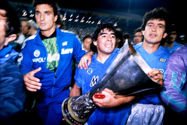 MARADONA Diego Team SSC Neapel mit Pokal UEFA Pokal Saison 1988 - 1989 Spiel VfB Stuttgart - SSC Neapel 3 : 3 UEFA Pokal Finale 1989 am 17.Mai 1989 in Stuttgart *** MARADONA Diego Team SSC Naples with Cup UEFA Cup Season 1988 1989 Game VfB Stuttgart SSC Naples 3 3 UEFA Cup Final 1989 on 17 May 1989 in Stuttgart