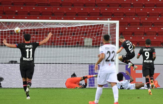 Florian Wirtz (Bayer 04 Leverkusen), 2. v.re.., erzielt das Tor zum 6:1 22.10.2020, Fussball, UEFA Europa League, Saison 2020 2021, 1. Spieltag, Bayer 04 Leverkusen - OGC Nizza 6:2 Foto: TEAM2sportphoto Leverkusen BayArena Nordrhein Westfalen Deutschland