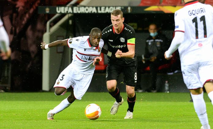 Fussball, UEFA Europa League, Herren, Saison 2020 2021, Gruppe C, 1. Spieltag, BayArena Leverkusen, Bayer Leverkusen (schwarz) - OGC Nizza (weiss) 6:2; Lars Bender (LEV), Hassane Kamara (NIZ). Aktion DFL UEFA REGULATIONS PROHIBIT ANY USE OF PHOTOGRAPHS AS IMAGE SEQUENCES AND OR QUASI-VIDEO