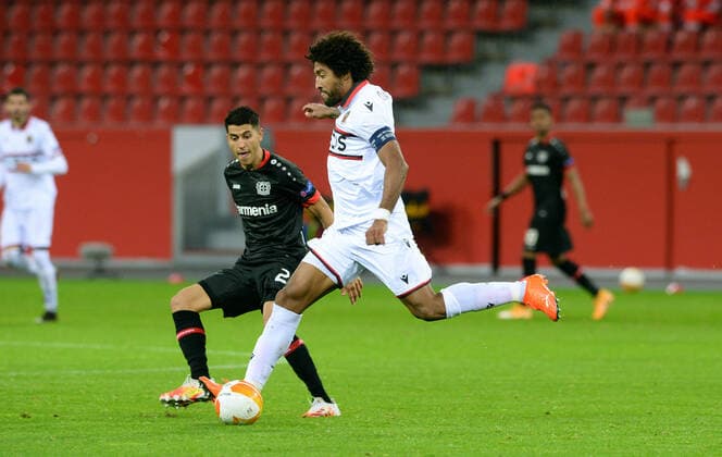 Fussball, UEFA Europa League, Herren, Saison 2020 2021, Gruppe C, 1. Spieltag, BayArena Leverkusen, Bayer Leverkusen (schwarz) - OGC Nizza (weiss) 6:2; Dante (NIZ), Exequiel Palacios (LEV). Aktion DFL UEFA REGULATIONS PROHIBIT ANY USE OF PHOTOGRAPHS AS IMAGE SEQUENCES AND OR QUASI-VIDEO
