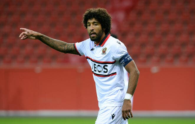 Fussball, UEFA Europa League, Herren, Saison 2020 2021, Gruppe C, 1. Spieltag, BayArena Leverkusen, Bayer Leverkusen (schwarz) - OGC Nizza (weiss) 6:2; Dante (NIZ). Aktion, Einzelbild. DFL UEFA REGULATIONS PROHIBIT ANY USE OF PHOTOGRAPHS AS IMAGE SEQUENCES AND OR QUASI-VIDEO
