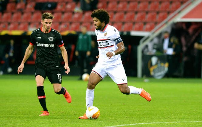 Fussball, UEFA Europa League, Herren, Saison 2020 2021, Gruppe C, 1. Spieltag, BayArena Leverkusen, Bayer Leverkusen (schwarz) - OGC Nizza (weiss) 6:2; Dante (NIZ), Lucas Alario (LEV). Aktion DFL UEFA REGULATIONS PROHIBIT ANY USE OF PHOTOGRAPHS AS IMAGE SEQUENCES AND OR QUASI-VIDEO