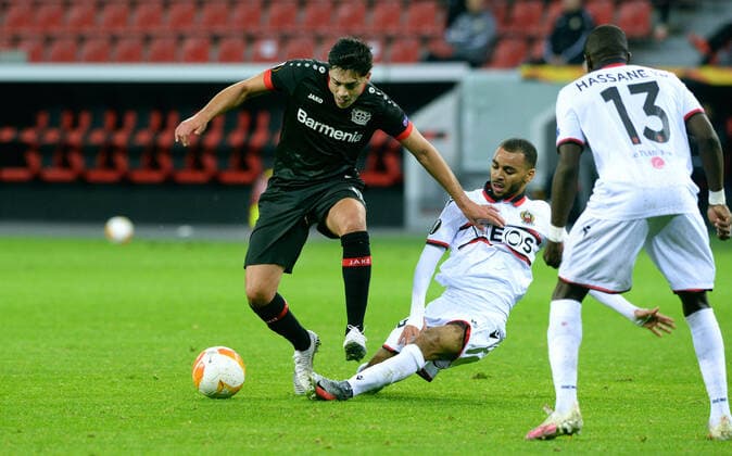 Fussball, UEFA Europa League, Herren, Saison 2020 2021, Gruppe C, 1. Spieltag, BayArena Leverkusen, Bayer Leverkusen (schwarz) - OGC Nizza (weiss) 6:2; Nadiem Amiri (LEV), Alexis Claude-Maurice (NIZ). Aktion DFL UEFA REGULATIONS PROHIBIT ANY USE OF PHOTOGRAPHS AS IMAGE SEQUENCES AND OR QUASI-VIDEO