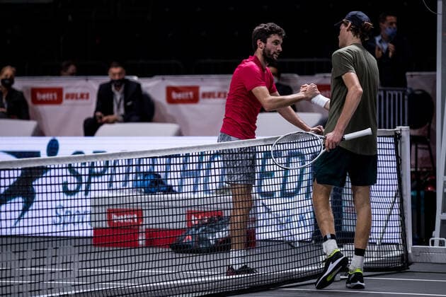 bett1HULKS Championship - ATP, Tennis Herren 250; Koeln, 23.10.2020 Gilles SIMON (FRA) und Jannik SINNER (ITA) klatschen nach dem Spiel ab bett1HULKS Championship - ATP 250 am 23.10.2020 in Koeln (LANXESSarena), Deutschland Copyright: xBEAUTIFULxSPORTS Wunderlx