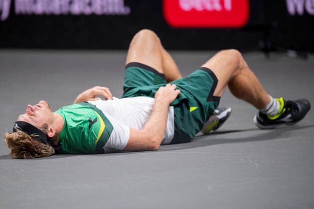 Im Alejandro DAVIDOVICH FOKINA (ESP) musste sich nach Verletzung auf den Boden legen, Alejandro DAVIDOVICH FOKINA (ESP) vs. Diego SCHWARTZMAN (ARG), TENNIS, bett1HULKS Championship, 23.10.2020, GER, TENNIS, ATP, Tennis Herren TOUR, bett1HULKS Championship, Alejandro DAVIDOVICH FOKINA (ESP) vs. Diego SCHWARTZMAN (ARG), 23.10.2020 KOELN Copyright: xEibnerxPressefotox xBenjaminxSOELZERx EP_BSO