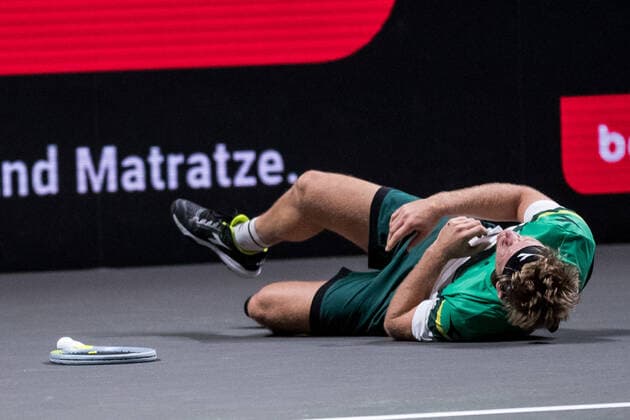 Sport Bilder des Tages bett1HULKS Championship - ATP, Tennis Herren 250; Koeln, 23.10.2020 Alejandro DAVIDOVICH FOKINA (ESP) faellt und bleibt am Boden liegen bett1HULKS Championship - ATP 250 am 23.10.2020 in Koeln (LANXESSarena), Deutschland Copyright: xBEAUTIFULxSPORTS Wunderlx