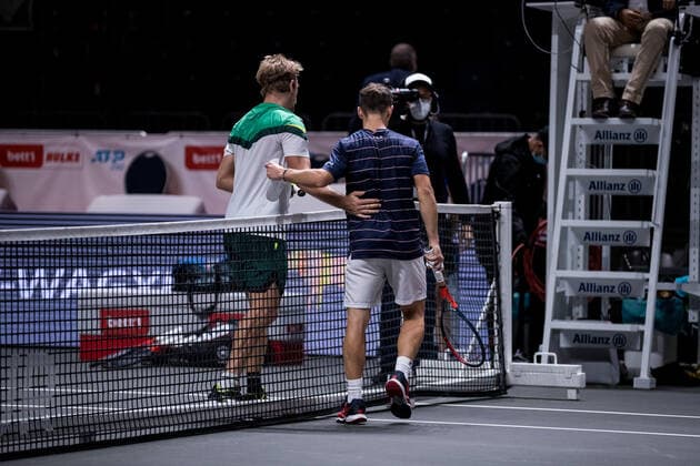 bett1HULKS Championship - ATP, Tennis Herren 250; Koeln, 23.10.2020 Alejandro DAVIDOVICH FOKINA (ESP) gratuliert Diego SCHWARTZMAN (ARG) zum gewonnenen Spiel bett1HULKS Championship - ATP 250 am 23.10.2020 in Koeln (LANXESSarena), Deutschland Copyright: xBEAUTIFULxSPORTS Wunderlx