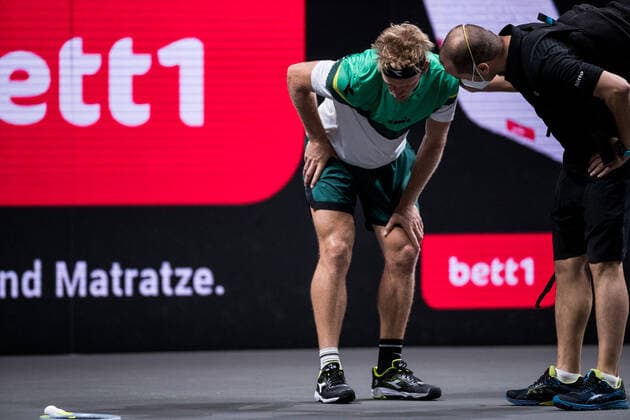 bett1HULKS Championship - ATP, Tennis Herren 250; Koeln, 23.10.2020 Alejandro DAVIDOVICH FOKINA (ESP) steht wieder auf, Medical stellt sicher, dass er weiter spielen kann bett1HULKS Championship - ATP 250 am 23.10.2020 in Koeln (LANXESSarena), Deutschland Copyright: xBEAUTIFULxSPORTS Wunderlx