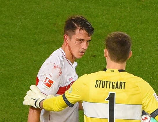 Bilder des Jahres 2020, Sport 10 Oktober Sport Themen der Woche KW43 23.10.2020, xhbx, Fussball 1.Bundesliga, VfB Stuttgart - 1.FC Koeln emspor, v.l. Marc Oliver Kempf (VfB Stuttgart) verletzt, Verletzung,, Gregor Kobel (VfB Stuttgart) (DFL DFB REGULATIONS PROHIBIT ANY USE OF PHOTOGRAPHS as IMAGE SEQUENCES and or QUASI-VIDEO) Stuttgart *** 23 10 2020, xhbx, Fussball 1 Bundesliga, VfB Stuttgart 1 FC Koeln emspor, v l Marc Oliver Kempf VfB Stuttgart injured, injury,,, Gregor Kobel VfB Stuttgart DFL DFB REGULATIONS PROHIBIT ANY USE OF PHOTOGRAPHS as IMAGE SEQUENCES and or QUASI VIDEO Stuttgart