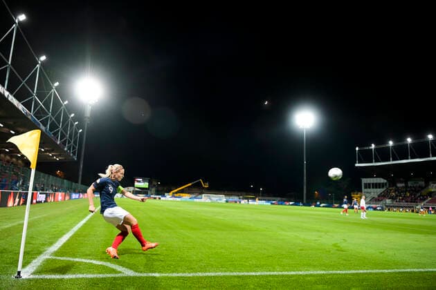 Eugenie Le Sommer (Fra) au corner FOOTBALL : France vs Macedoine du Nord - Qualification Euro 2022 - Orleans - 23 10 2020 JBAutissier Panoramic 