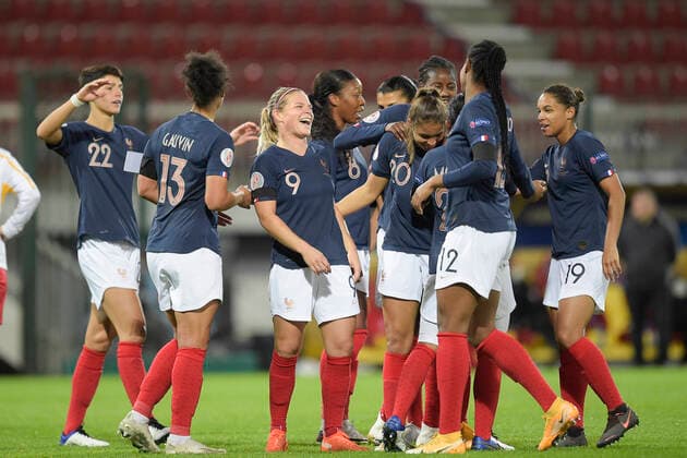 Joie des joueuses de l Equipe de France apres le but de Delphine Cascarino (Fra) Eugenie Le Sommer (Fra) FOOTBALL : France vs Macedoine du Nord - Qualification Euro 2022 - Orleans - 23 10 2020 JBAutissier Panoramic 