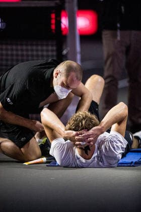 bett1HULKS Championship - ATP, Tennis Herren 250; Koeln, 23.10.2020 Alexander ZVEREV (GER) muss im Spiel behandelt werden bett1HULKS Championship - ATP 250 am 23.10.2020 in Koeln (LANXESSarena), Deutschland Copyright: xBEAUTIFULxSPORTS Wunderlx