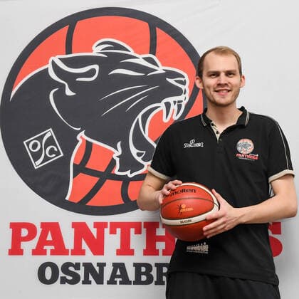 Basketball - Mannschaftsshooting Panthers Academy Osnabrück am 23.10.2020 in der OSC-Halle in Osnabrück (Niedersachsen Deutschland). Trainer Mika Scheidemann; Panthers Academy Osnabrück, 2. DBBL Nord, Portraittermin 2020 2021