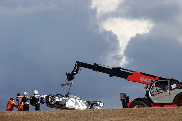 FORMULA 1 HEINEKEN PORTUGUESE GRAND PRIX 2020 23.10.2020, Autodromo Internacional do Algarve, Portimao, FORMULA 1 HEINEKEN PORTUGUESE GRAND PRIX 2020,im Bild Das defekte Auto von Daniil Kvyat (RUS 26), Scuderia AlphaTauri Honda wird mit einem Kran geborgen.
