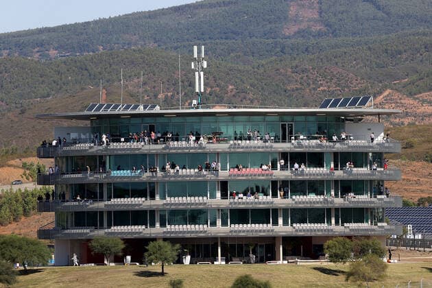 FORMULA 1 HEINEKEN PORTUGUESE GRAND PRIX 2020 24.10.2020, Autodromo Internacional do Algarve, Portimao, FORMULA 1 HEINEKEN PORTUGUESE GRAND PRIX 2020,im Bild Zuschauer auf dem VIP Tower in Portimao