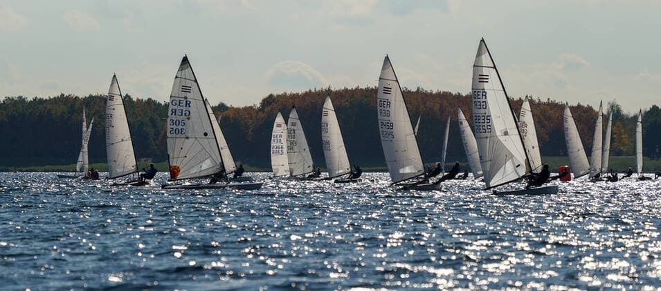 Bilder des Jahres 2020, Sport 10 Oktober Sport Themen der Woche KW43 Sport Bilder des Tages Deutsche Meisterschaft der Contender Klasse 2020 Segelboote der Klasse Contender, fahren auf dem Cospudener See bei Leipzig zur Internationalen Deutschen Meisterschaft der Contender Klasse 2020. Die Wettkämpfe der Einhand-Trapezjolle finden vom 23.-25.10.2020 statt. Markkleeberg Cospuden Sachsen Deutschland *** German Championship of the Contender Class 2020 Sailing boats of the Contender class, sailing on the Cospuden Lake near Leipzig to the International German Championship of the Contender Class 2020 The competitions of the one-handed trapeze dinghy will take place from 23 25 10 2020 Markkleeberg Cospuden Sachsen Germany