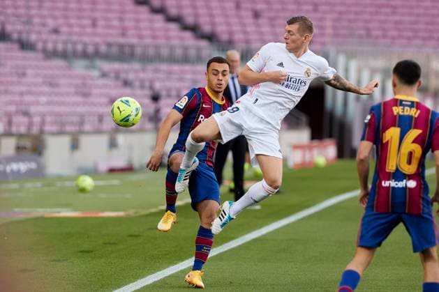 Bilder des Jahres 2020, Sport 10 Oktober Sport Themen der Woche KW43 Sport Bilder des Tages October 24, 2020, Barcelona, Spain: Sergino Dest of FC Barcelona, Barca in action with Toni Kroos of Real Madrid during the Liga match between FC Barcelona and Real Madrid at Camp Nou on October, 24 2020 in Barcelona, Spain. Barcelona Spain - ZUMAd159 20201024_zia_d159_024 Copyright: xDavidxRamirezx