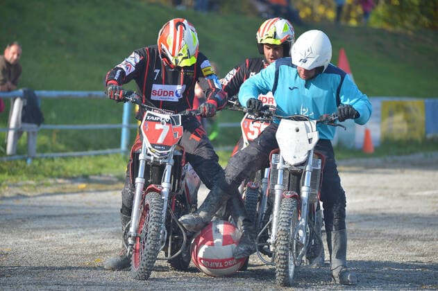 24.10.2020,Motoball-Bundesliga, MSC Philippsburg vs.Taifun Mörsch Zweikampf um den Ball -