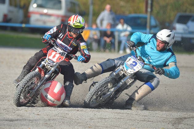 24.10.2020,Motoball-Bundesliga, MSC Philippsburg vs.Taifun Mörsch Zweikampf um den Ball -