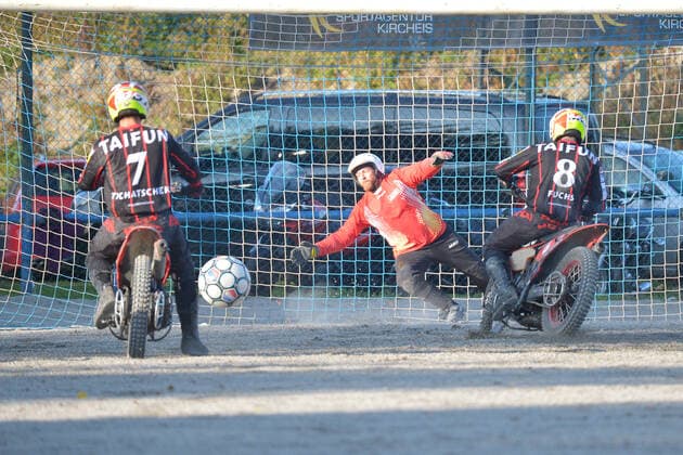 24.10.2020,Motoball-Bundesliga, MSC Philippsburg vs.Taifun Mörsch Der Torwart mit Helm strecke sich vergebens -