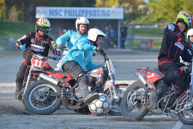 24.10.2020,Motoball-Bundesliga, MSC Philippsburg vs.Taifun Mörsch Zweikampf um den Ball -
