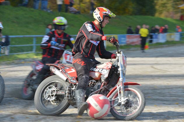 24.10.2020,Motoball-Bundesliga, MSC Philippsburg vs.Taifun Mörsch Trotz hoher Geschwindigkeit muss der Ball exakt geführt werden. -