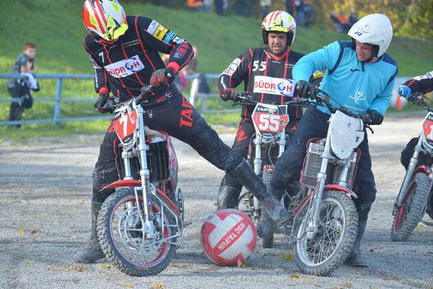 124.10.2020,Motoball-Bundesliga, MSC Philippsburg vs.Taifun Mörsch Kampf um den Ball. -