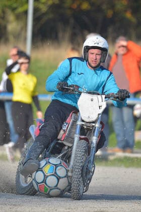 24.10.2020,Motoball-Bundesliga, MSC Philippsburg vs.Taifun Mörsch Der Ball wird eng am Motorrad geführt -