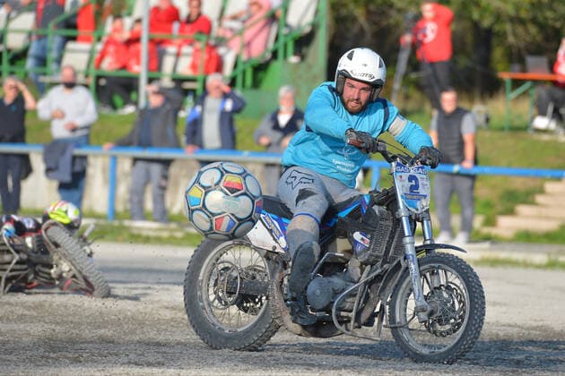 24.10.2020,Motoball-Bundesliga, MSC Philippsburg vs.Taifun Mörsch Der Ball wird eng am Motorrad geführt. Danach kommt der Torschuss. -