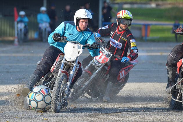 Sport Bilder des Tages 24.10.2020,Motoball-Bundesliga, MSC Philippsburg vs.Taifun Mörsch Der Gegner muss mit enger Ballführung fahrerisch ausgespielt werden. -