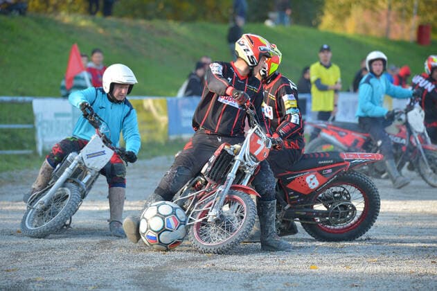 24.10.2020,Motoball-Bundesliga, MSC Philippsburg vs.Taifun Mörsch Der Gegner muss mit enger Ballführung fahrerisch ausgespielt werden. -