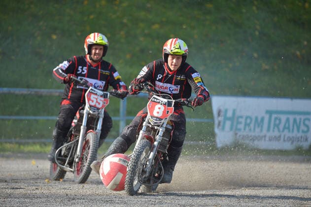24.10.2020,Motoball-Bundesliga, MSC Philippsburg vs.Taifun Mörsch Mit Vollgas und enger Ballführung wird das gegnerische Tor angefahren. -