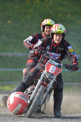 24.10.2020,Motoball-Bundesliga, MSC Philippsburg vs.Taifun Mörsch Mit Vollgas und enger Ballführung wird das gegnerische Tor angefahren. -